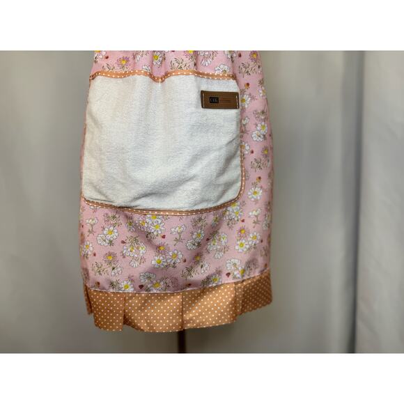 GWP - Vintage-Inspired Pink Daisy Print Apron with Polka Dot Accents - Picture 5 of 12